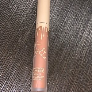 Kylie matte liquid lipstick- Shade: BIRTHDAY SUIT